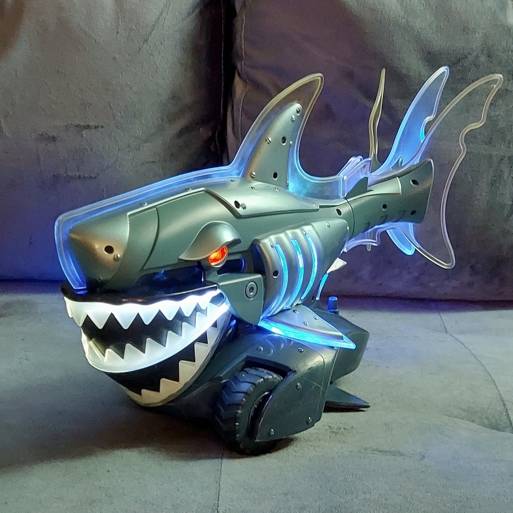 MECHA-SHARK REMOTE CONTROLLED LIGHTS MIMICS SWIMMING MOTION & CHOPPING SOUNDS